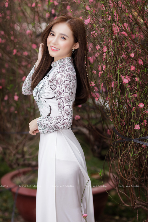 AYX官网-中锋回抢抢断后直塞形成助攻，中锋回防